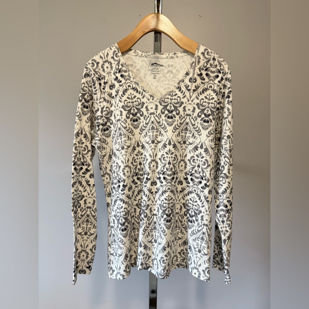 Chico's.. MADAM MARIA
Monochrome Pima cotton T-shirt, long sleeves, and a V-neck